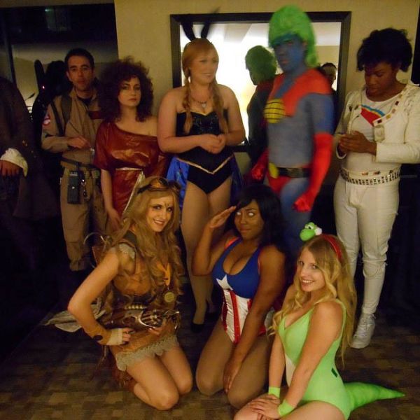 Девушки с фестиваля Wondercoon