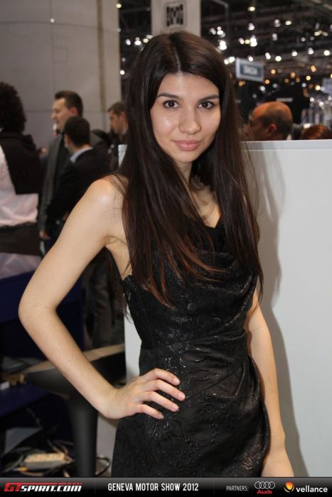 Девушки с женевского автосалона