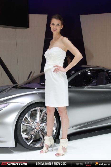 Девушки с женевского автосалона