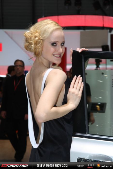 Девушки с женевского автосалона