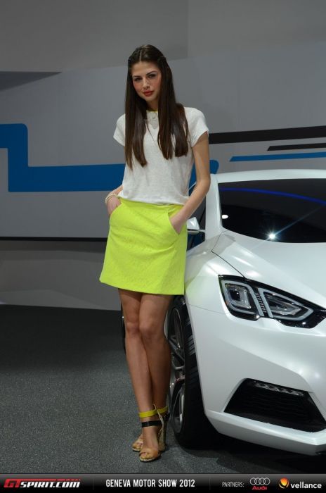 Девушки с женевского автосалона