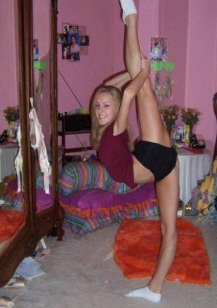 Девушки становятся на шпагат Девушки становятся на шпагат