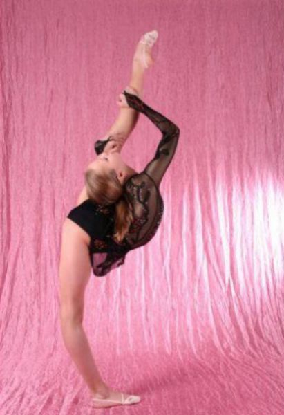 Девушки становятся на шпагат Девушки становятся на шпагат