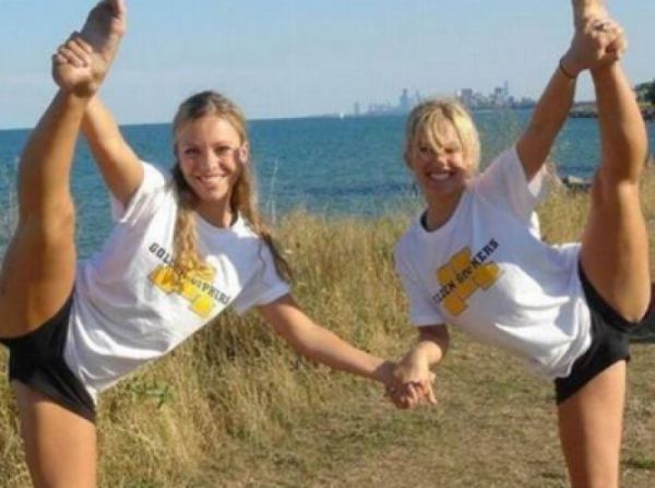 Девушки становятся на шпагат Девушки становятся на шпагат