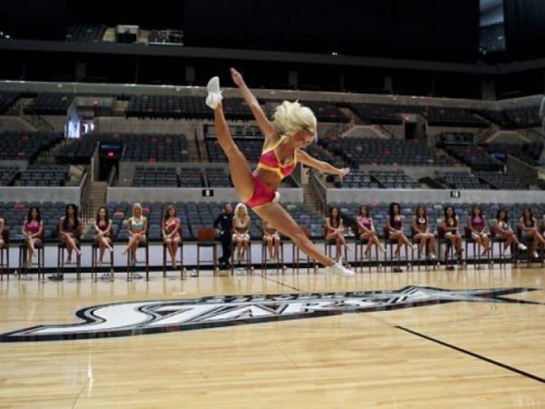 Девушки становятся на шпагат Девушки становятся на шпагат