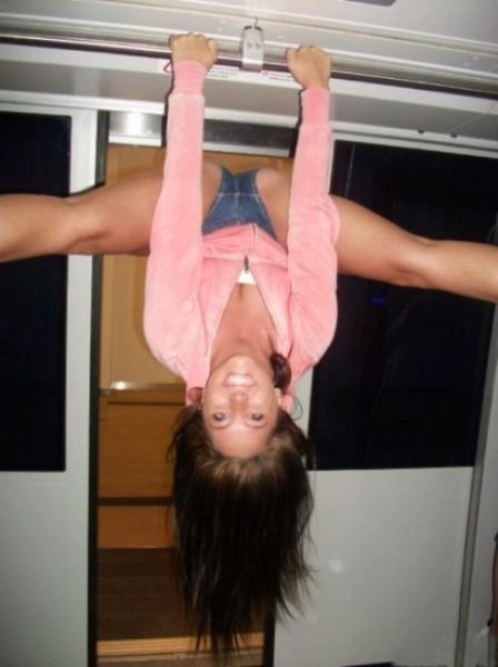 Девушки становятся на шпагат Девушки становятся на шпагат