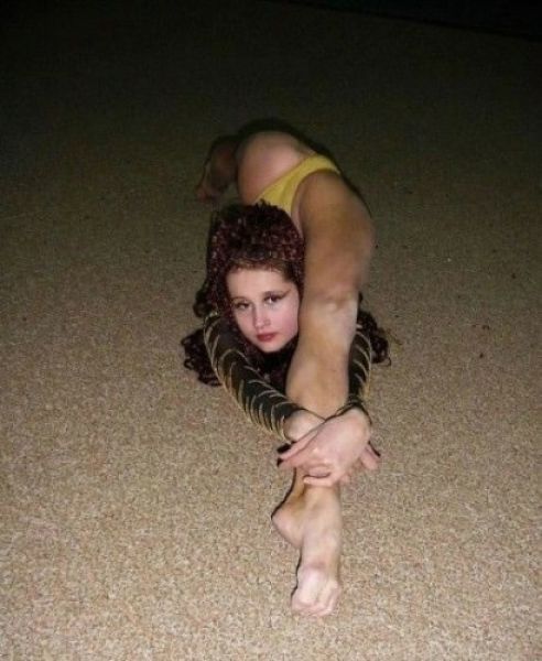 Девушки становятся на шпагат Девушки становятся на шпагат