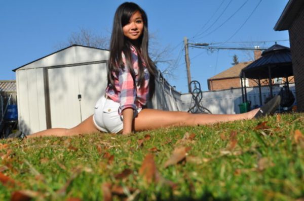 Девушки становятся на шпагат Девушки становятся на шпагат