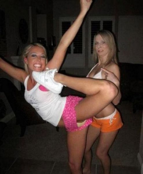 Девушки становятся на шпагат Девушки становятся на шпагат