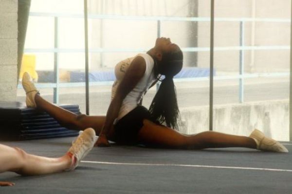 Девушки становятся на шпагат Девушки становятся на шпагат