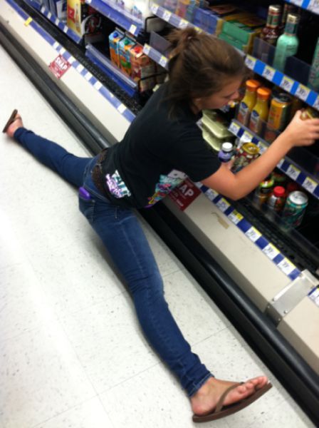 Девушки становятся на шпагат Девушки становятся на шпагат