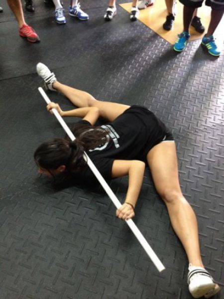 Девушки становятся на шпагат Девушки становятся на шпагат