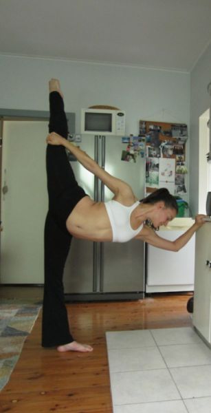 Девушки становятся на шпагат Девушки становятся на шпагат