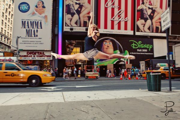 Девушки становятся на шпагат Девушки становятся на шпагат