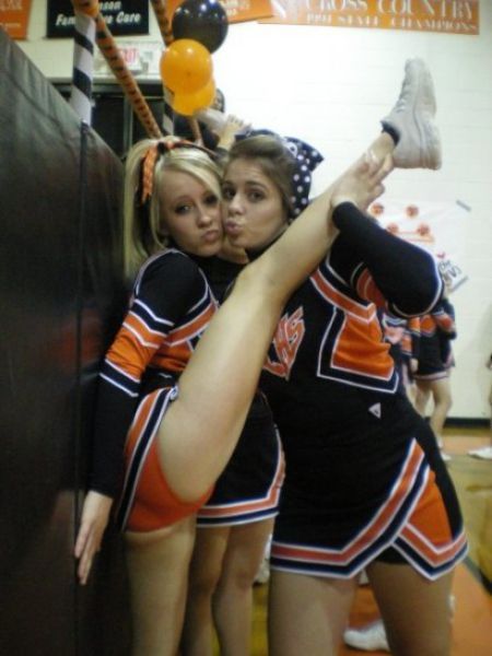 Девушки становятся на шпагат Девушки становятся на шпагат