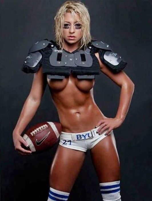 Девушки в коротких футболках