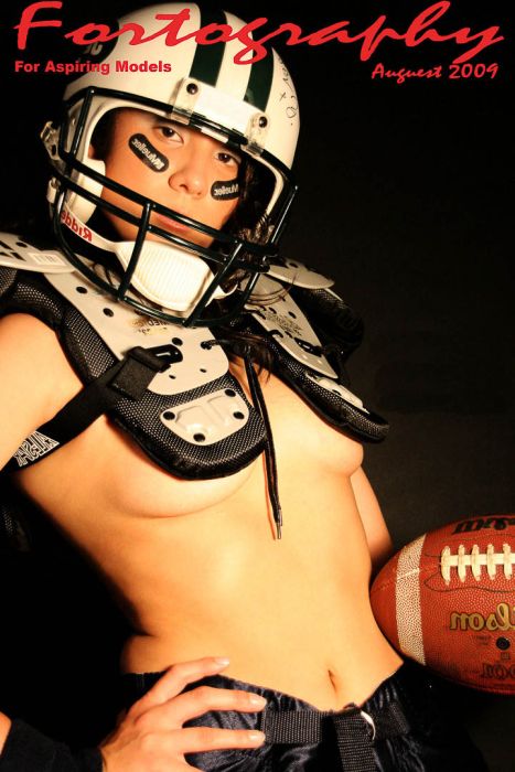 Девушки в коротких футболках