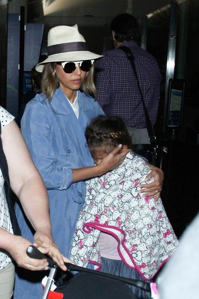 Джессика Альба с дочкой в аэропорту LAX - 3 апреля