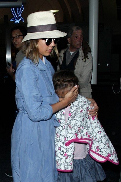 Джессика Альба с дочкой в аэропорту LAX - 3 апреля