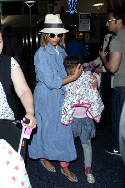 Джессика Альба с дочкой в аэропорту LAX - 3 апреля