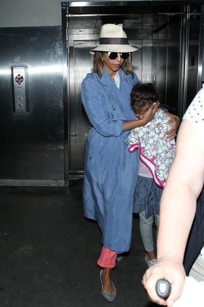 Джессика Альба с дочкой в аэропорту LAX - 3 апреля