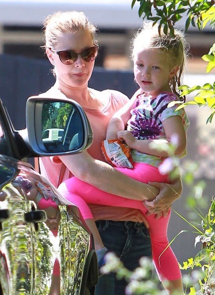 Эми Адамс с семьей в Студио Сити - 4 апреля