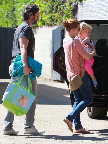 Эми Адамс с семьей в Студио Сити - 4 апреля