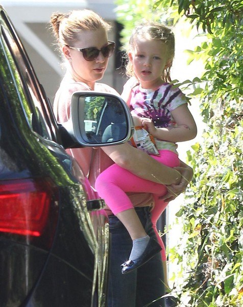 Эми Адамс с семьей в Студио Сити - 4 апреля