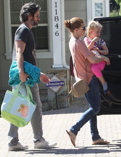 Эми Адамс с семьей в Студио Сити - 4 апреля