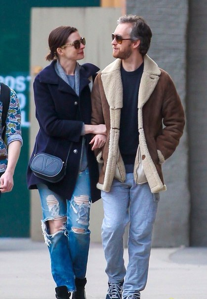 Энн Хэтэуэй и Адам Шульман в Нью-Йорке - 6 апреля
