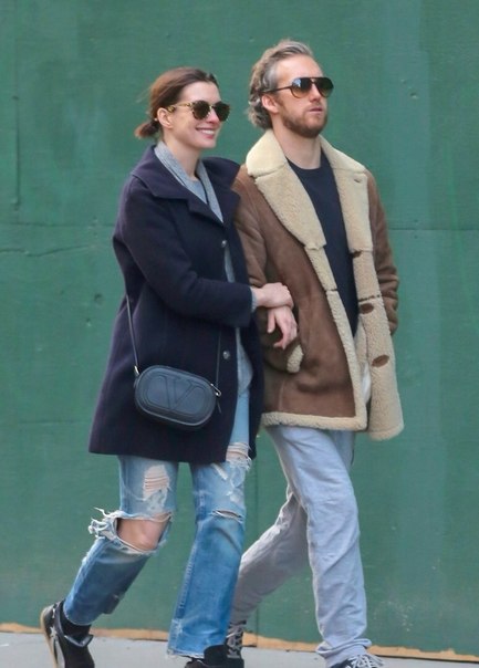 Энн Хэтэуэй и Адам Шульман в Нью-Йорке - 6 апреля