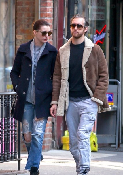 Энн Хэтэуэй и Адам Шульман в Нью-Йорке - 6 апреля