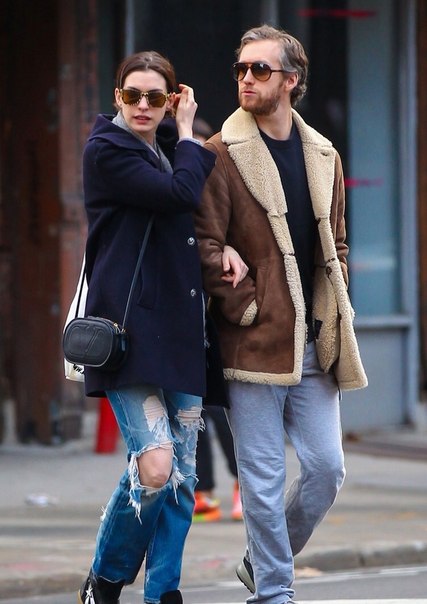 Энн Хэтэуэй и Адам Шульман в Нью-Йорке - 6 апреля
