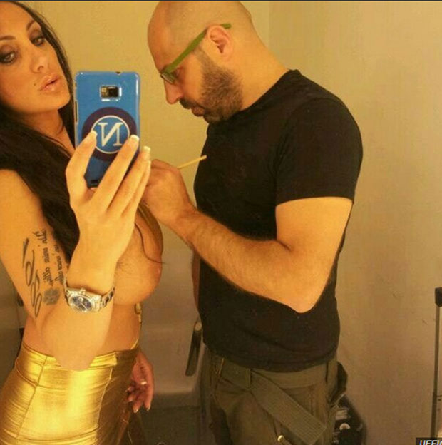 Фанатка отметила победу эротическим боди-артом Фанатка отметила победу эротическим боди-артом