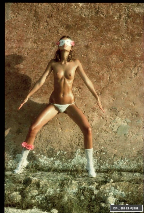 Голая телка в стрингах Голая телка в стрингах