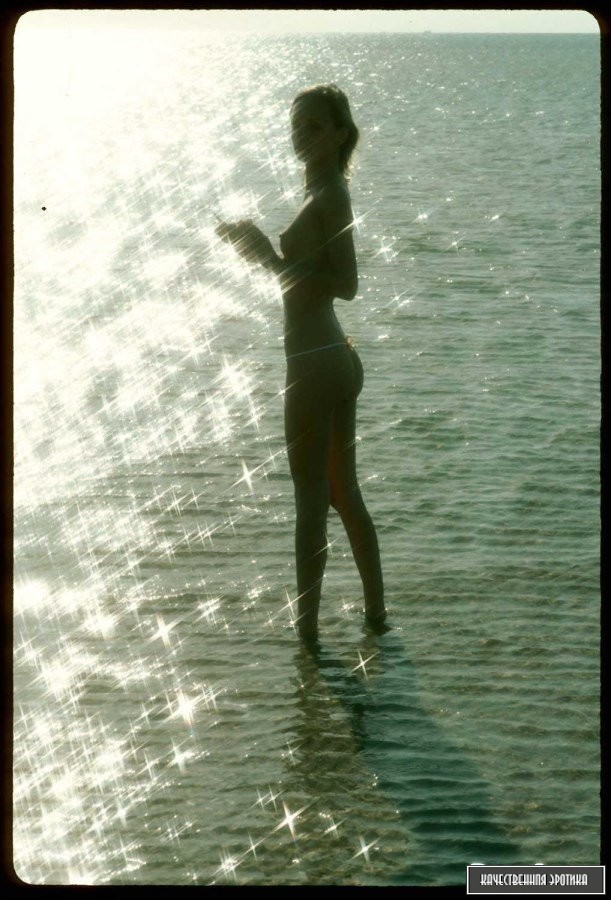 Голая телка в стрингах Голая телка в стрингах