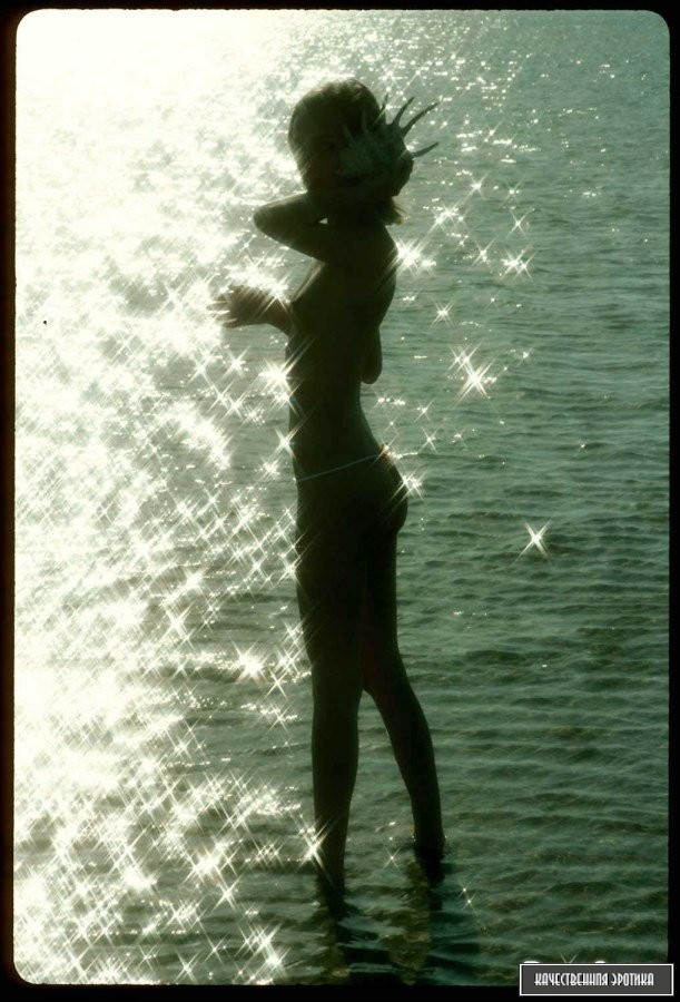 Голая телка в стрингах Голая телка в стрингах