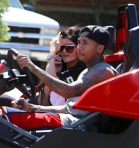 Хейли Болдуин и Белла Хадид на съемке