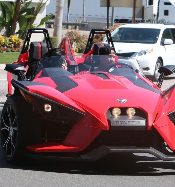 Хейли Болдуин и Белла Хадид на съемке