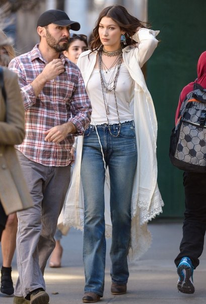 Хейли Болдуин и Белла Хадид на съемке