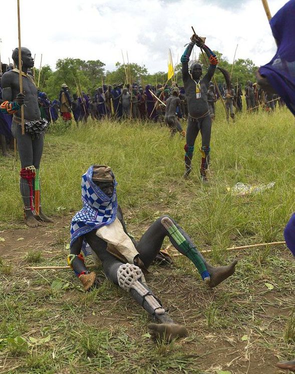 Испытание мужчин племени Сурма в Эфиопии Испытание мужчин племени Сурма в Эфиопии