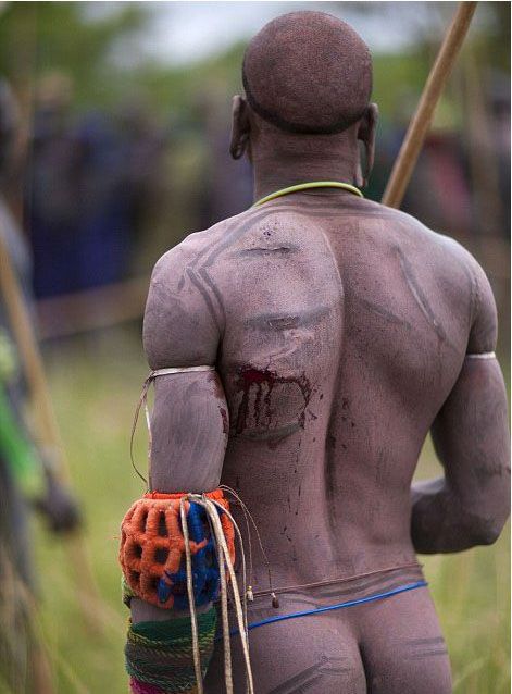Испытание мужчин племени Сурма в Эфиопии Испытание мужчин племени Сурма в Эфиопии
