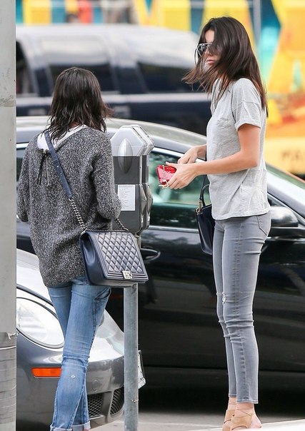 Кендалл Дженнер в Беверли Хиллз - 22 апреля