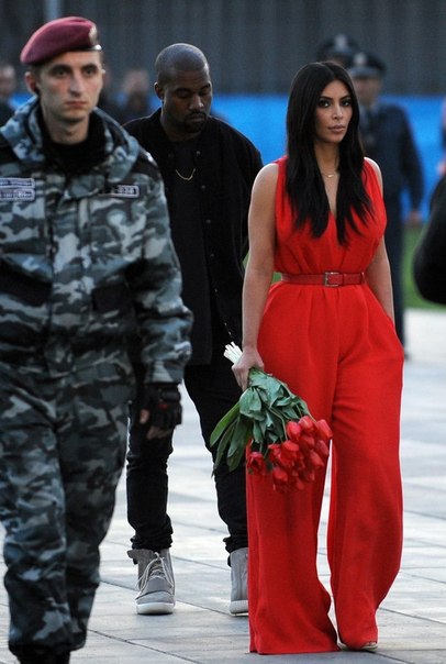 Ким и Хлое Кардашьян вместе с кузинами почтили память