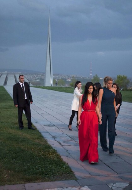 Ким и Хлое Кардашьян вместе с кузинами почтили память