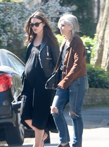 Кира Найтли с мамой в Лондоне - 21 апреля