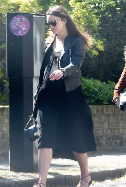 Кира Найтли с мамой в Лондоне - 21 апреля