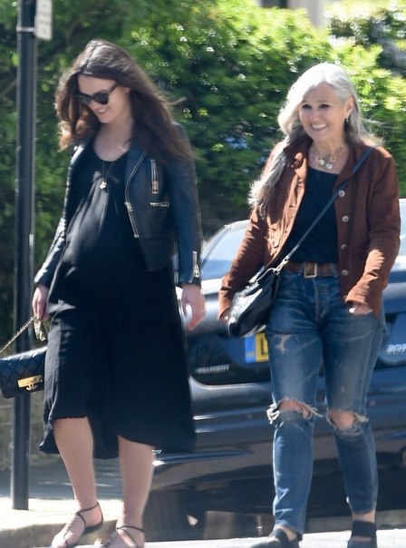 Кира Найтли с мамой в Лондоне - 21 апреля