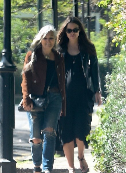 Кира Найтли с мамой в Лондоне - 21 апреля