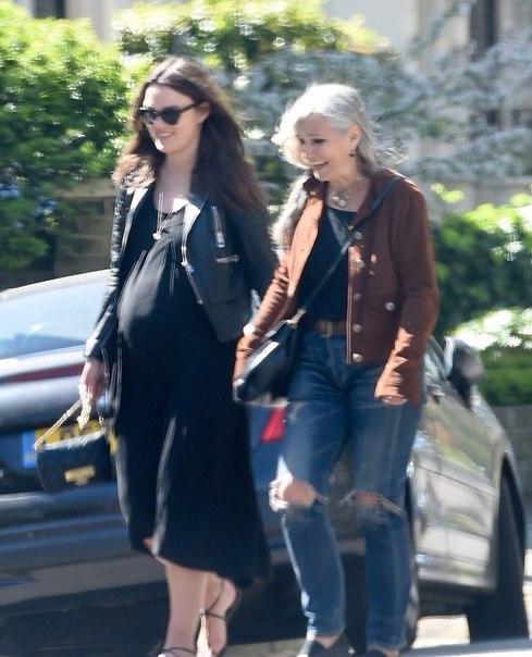 Кира Найтли с мамой в Лондоне - 21 апреля